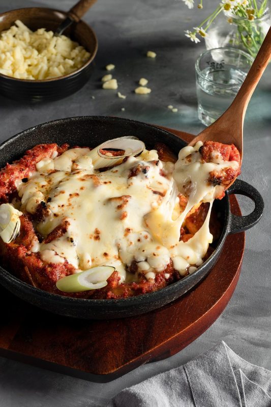 découvrez le buldak, le célèbre plat coréen épicé à base de nouilles, de poulet et d'une sauce piquante savoureuse. parfait pour les amateurs de sensations fortes et de cuisine asiatique, le buldak saura enflammer vos papilles avec sa combinaison unique de saveurs.